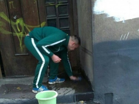 У Львові поліція змусила прибрати за собою чоловіка, який справив нужду під під’їздом