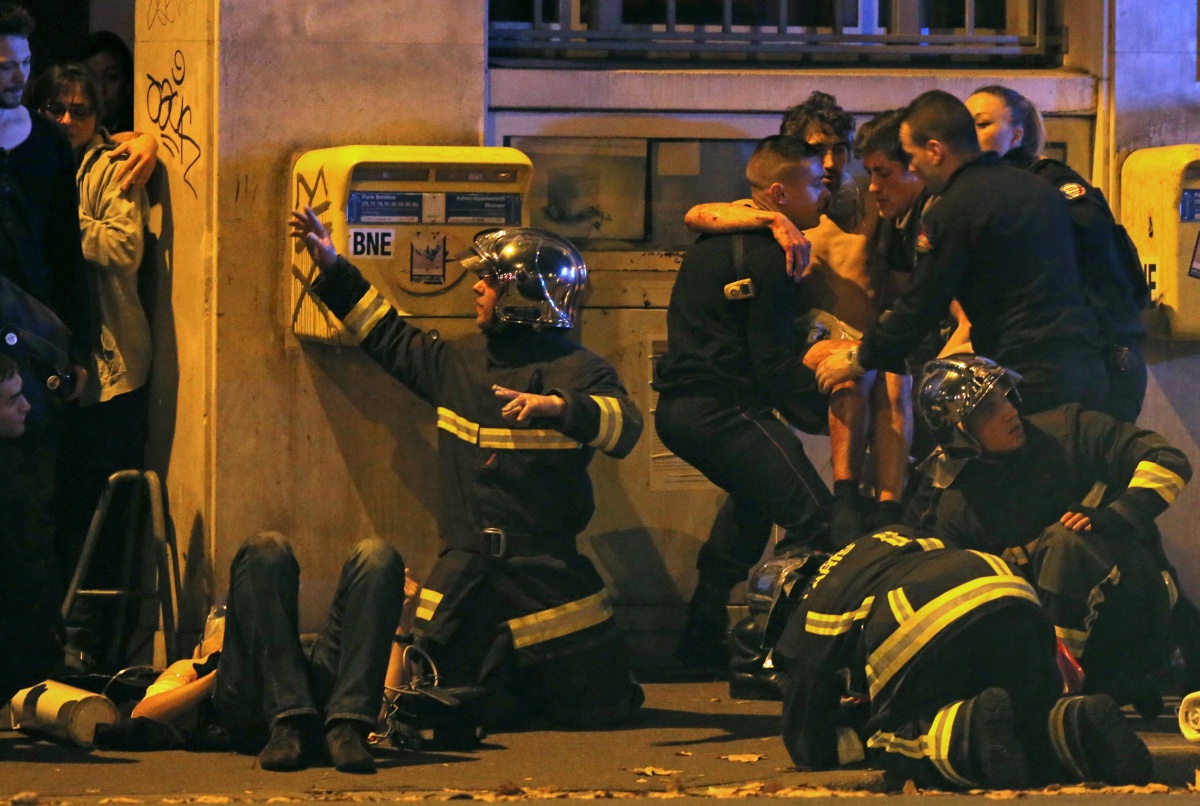 Число жертв терактів у Парижі зросло до 132