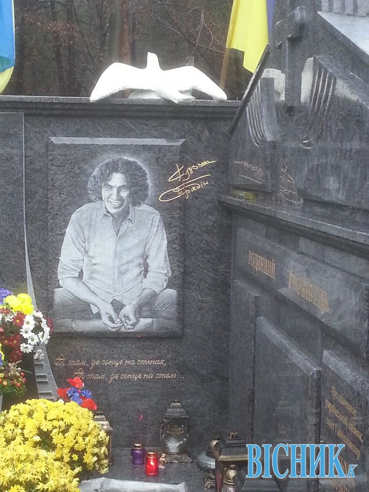 На кладовищі над портретом Кузьми «сіла» біла птаха