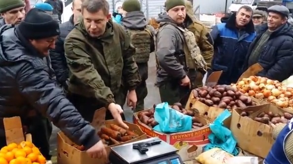 Перевіряючи ваги на ринку у Донецьку, ватажок «ДНР» Захарченко хапався за свій пістолет ТТ