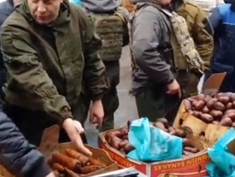 Перевіряючи ваги на ринку у Донецьку, ватажок «ДНР» Захарченко хапався за свій пістолет ТТ