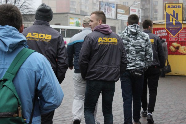 Активісти «Азову» взялися за боротьбу з набридливими циганами-жебраками на автостанції у Луцьку