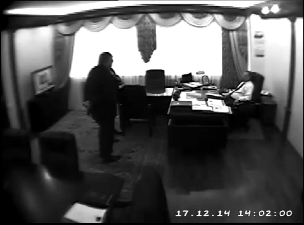 Екс-заступник міністра МВС у робочому кабінеті домовлявся за відкати — прихована камера