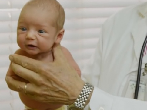 Педіатр з 30-літнім стажем показав, як за секунди заспокоїти немовля