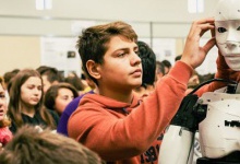 15-літній грек став наймолодшою людиною, що зібрала робота-гуманоїда «з нуля»
