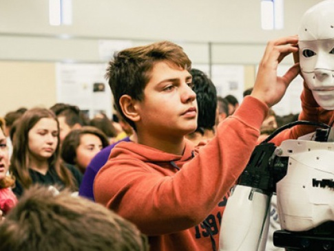 15-літній грек став наймолодшою людиною, що зібрала робота-гуманоїда «з нуля»