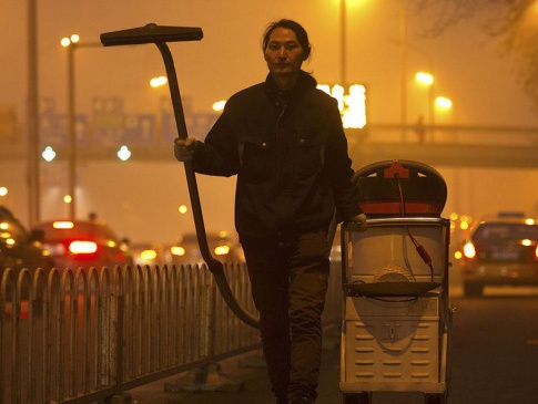 Китаєць зробив зі зібраного в Пекіні смогу... цеглину