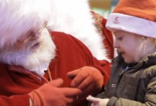Мережу розчулило відео, як Санта спілкується з дівчинкою мовою знаків