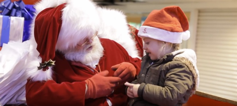 Мережу розчулило відео, як Санта спілкується з дівчинкою мовою знаків