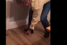 Кумедне відео з нетверезим чоловіком, котрий намагався роздушити сире яйце