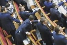 На голосуванні за Бюджет-2016 нардеп Яценко «кнопкодавив» за п’ятьох