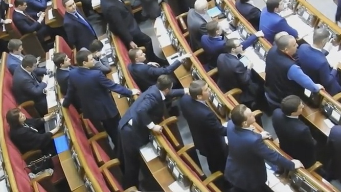 На голосуванні за Бюджет-2016 нардеп Яценко «кнопкодавив» за п’ятьох