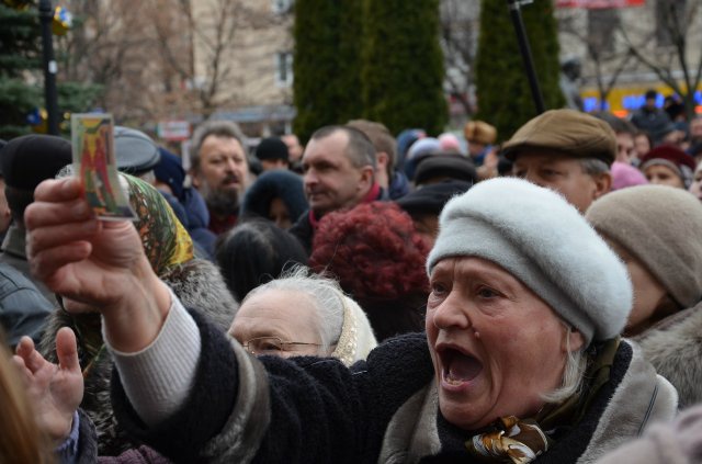 Під час дивного мітингу у Кіровогнраді бабусі з іконами виривали в АТОшників бойовий прапор