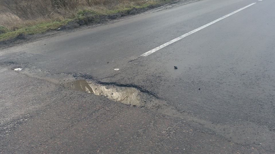 Львівські дорожники залишили чималу яму на дорозі до Луцька на стику областей