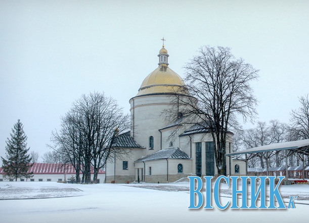 Десятки тисяч українців поїхали зустрічати новий рік у Гошівський монастир