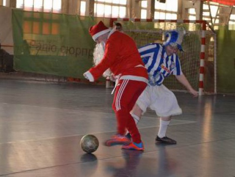 У Луцьку у міні-футбол грали Діди Морози і Снігуроньки