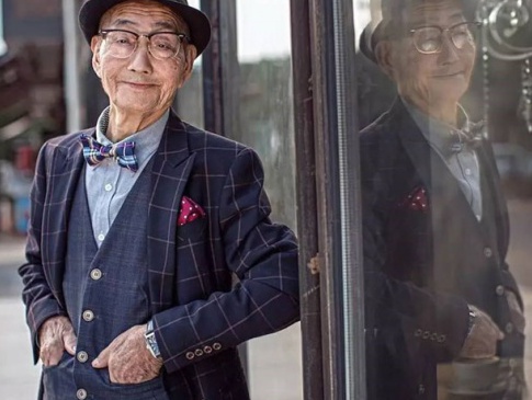 У Китаї онук перетворив 85-річного діда на ікону стилю
