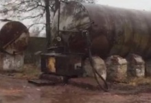 На Волині під польським кордоном виявили підпільну «розливайку» пального