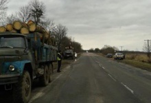 Луцькі патрульні затримали дві вантажвіки з «лівою» деревиною