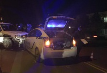 В Ужгороді працівник СТО на машині клієнта тікав від поліції і таранив патрульне авто (відео)