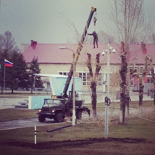 «Умом Расєю нє понять»: У російській частині солдата підвісили за гак крана, щоб обрізав дерева