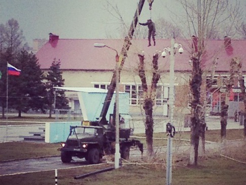 «Умом Расєю нє понять»: У російській частині солдата підвісили за гак крана, щоб обрізав дерева