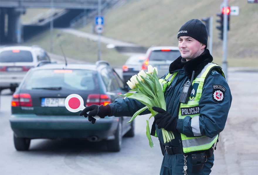 В Литві на дорогах поліцейські роздавали жінкам квіти
