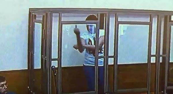 Савченко показала російському суду середній палець