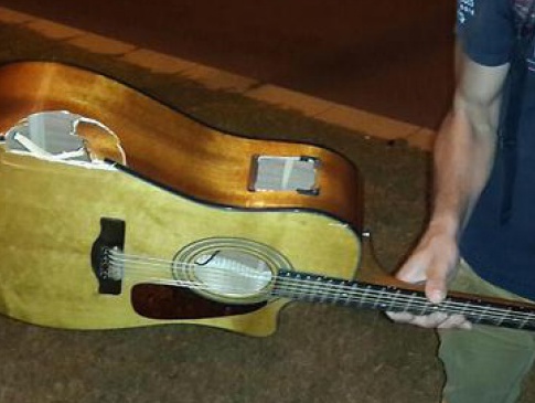 Вуличний музикант знешкодив терориста, розбивши об його голову гітару