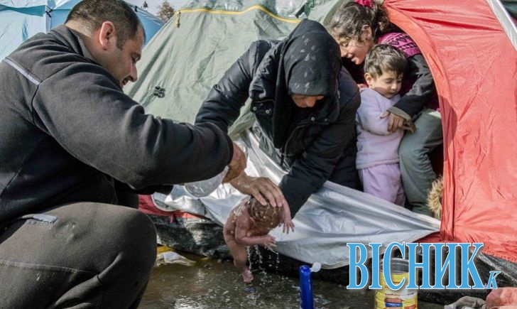 Як біженці миють немовлят у калюжах... Шокуюче фото вже облетіло світ