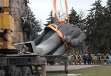 Під час демонтажу пам’ятника Леніну у Запоріжжі затримали учасника захоплення Харківської ОДА