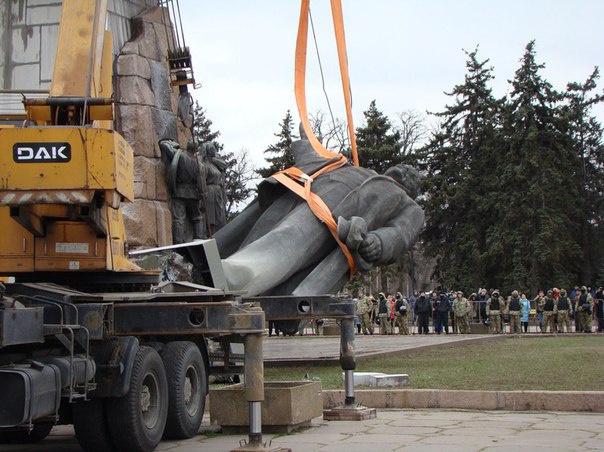 Під час демонтажу пам’ятника Леніну у Запоріжжі затримали учасника захоплення Харківської ОДА