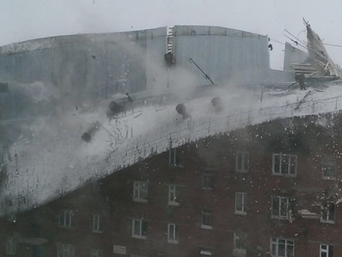 Епічне відео: в Росії штормовий вітер зірвав дах з багатоповерхівки