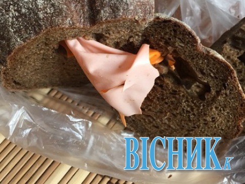 У Севастополі чоловік придбав хліб із запеченою... рукавицею