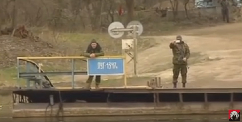 Як українськи вояки через річку із «сепарами» перегукуються