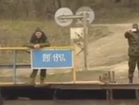 Як українськи вояки через річку із «сепарами» перегукуються