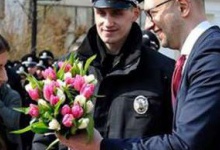 У Чернівцях поліцейський освідчився під час присяги, а Яценюк вручив його дівчині букет