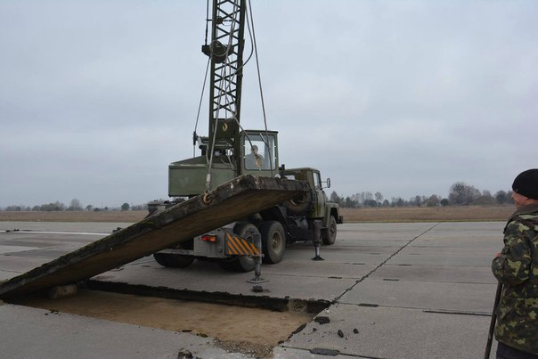 На Луцькому військовому аеродромі інтенсивно ремонтують злітно-посадкову смугу