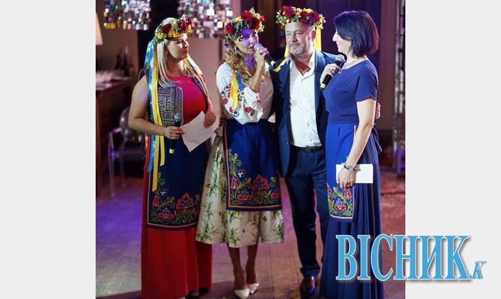 Дружина речника Путіна пропагує Україну вишиванками та жовто-блакитними стрічками