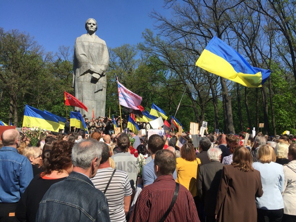 Сутички на Меморіалі в Харкові: до вічного вогню ломилися провокатори з георгіївськими стрічками