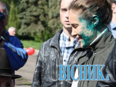 На Донбасі Королевську «обстріляли» яйцями та зеленкою