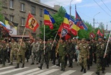 Російські фашисти в окупованому Алчевську 9 травня марширували з... нацистською символікою