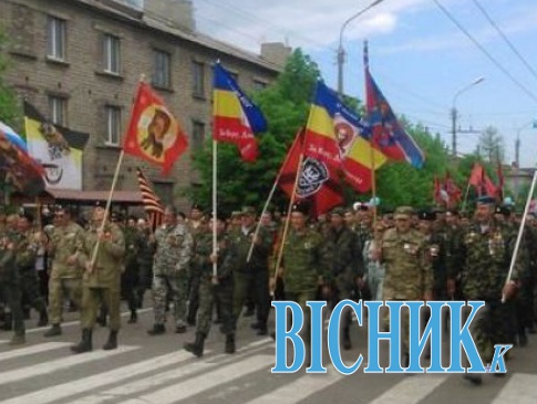 Російські фашисти в окупованому Алчевську 9 травня марширували з... нацистською символікою