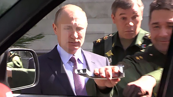 Демонструючи Путіну нову техніку для армії російський генерал відірвав ручку від дверей позашляховика