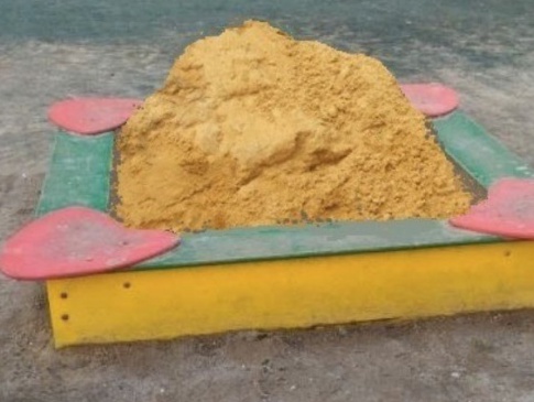 У Росії комунальники «прифотошопили» пісок до порожньої пісочниці