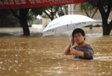 Китай потерпає від сильних злив та повеней