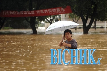 Китай потерпає від сильних злив та повеней