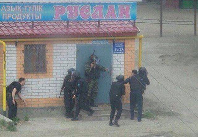 У Казахському Актобе невідомі пограбували кілька магазинів зброї і атакували військову частину