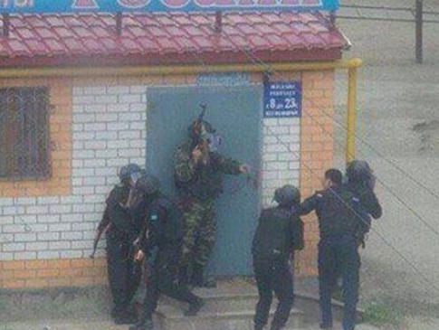 У Казахському Актобе невідомі пограбували кілька магазинів зброї і атакували військову частину