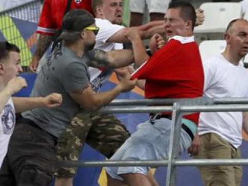 На Євро-2016 за безлади уболівальників дискваліфікували Росію. Поки що умовно